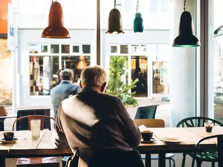 Design de interiores é a área que planeja, idealiza e realiza projetos de espaços, sempre de olho na funcionalidade e qualidade de vida. Ele é aplicado em espaços residenciais, comerciais, institucionais, entre outros. O que é design de interiores, o que faz um designer de interiores e quanto ele ganha… Será que você sabe você realmente conhece tudo sobre design de interiores? Se você chegou até aqui, a resposta provavelmente é “não”! Mas não se preocupe: reunimos tudo o que você precisa conhecer sobre a área e descobrir o que é design de interiores. Vamos lá?